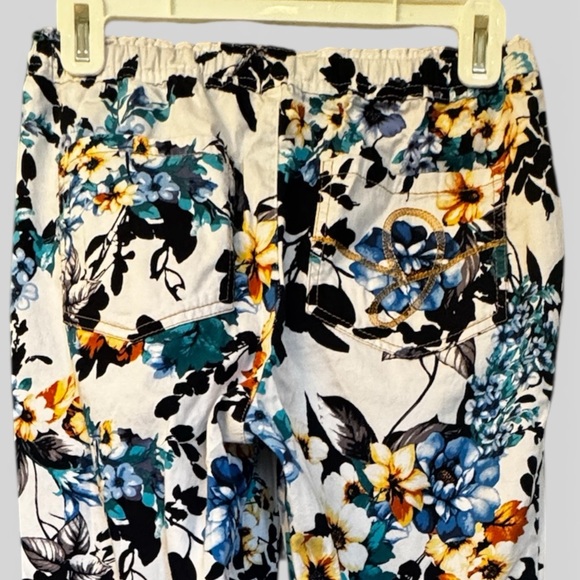 Jaanuu Floral Pants - medical scrub - Picture 4 of 8